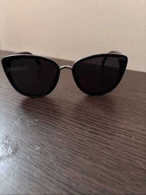 Black Cat-Eye Women's Sunglasses - Sleek UV Protection